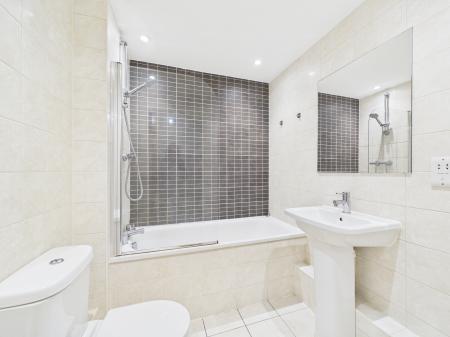 2 bedroom Flat to let in Mann Island, Liverpool, L3