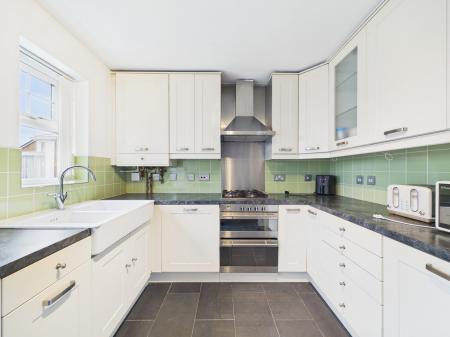 2 bedroom Town house to let in Gildart Gardens, Liverpool, L3