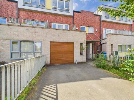 3 bedroom Town house to let in Northumberland Street, 94, L8 6TA
