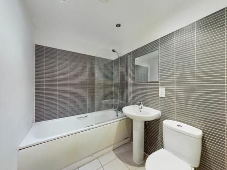 2 bedroom Flat to let in Portside House, Duke Street, L1