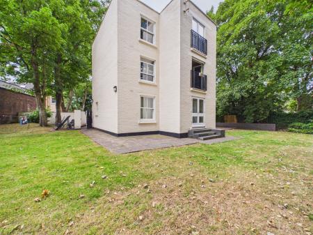 2 bedroom Flat to let in Greenheyes Road, L8 0SX