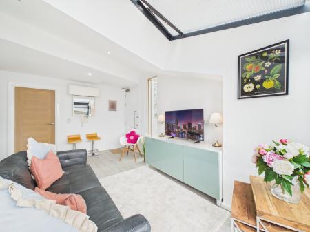 1 bedroom Apartment to let in Mann Island, 15, L3