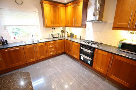 2 bedroom Flat to let in 3 Larch Close, Cressington, Liverpool, L19