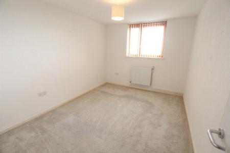 3 bedroom Flat to let in Croxteth Drive, Aigburth, Liverpool, L17