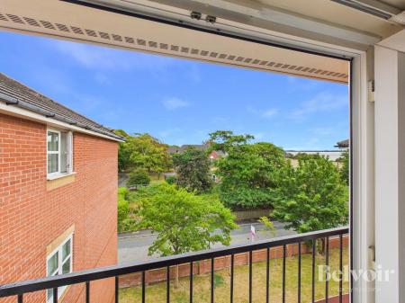 2 bedroom Flat to let in Carina Court, Aigburth, Liverpool, L17