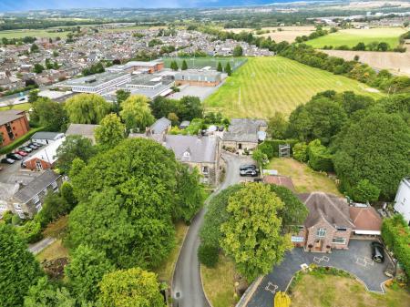 9 bedroom Semi-detached house for sale in 166 Orrell Road, Orrell, Wigan, WN5