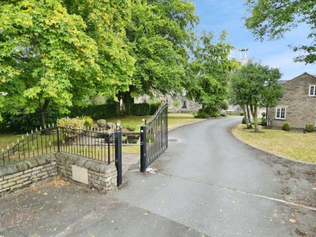 9 bedroom Semi-detached house for sale in 166 Orrell Road, Orrell, Wigan, WN5