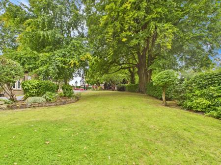 9 bedroom Semi-detached house for sale in 166 Orrell Road, Orrell, Wigan, WN5