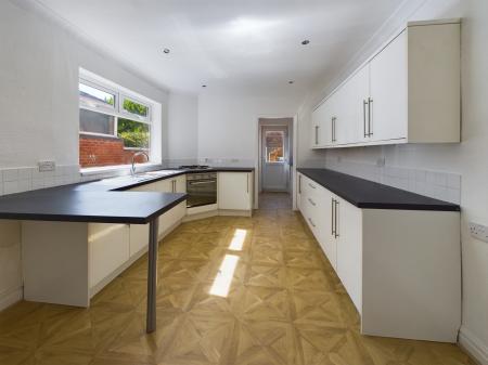 4 bedroom Terraced House to let in Park Road, Springfield, Wigan, WN1