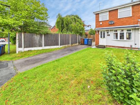2 bedroom Semi-detached house to let in Trecastell Close, Wigan, WN1