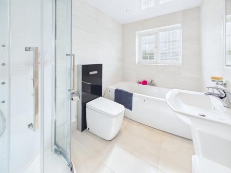 6 bedroom Detached house for sale in Glenside, Appley Bridge, WN6
