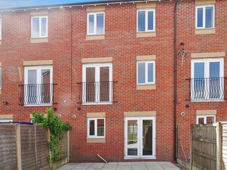 4 bedroom Town house to let in Greenoaks Close, Abram, WN2
