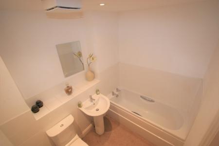 2 bedroom Flat to let in Manor Gardens Close, Loughborough, LE11