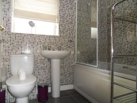 4 bedroom Semi-detached house to let in Maxwell Drive, Loughborough, LE11