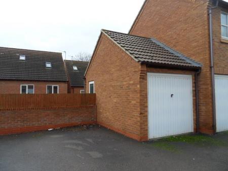 4 bedroom Semi-detached house to let in Maxwell Drive, Loughborough, LE11