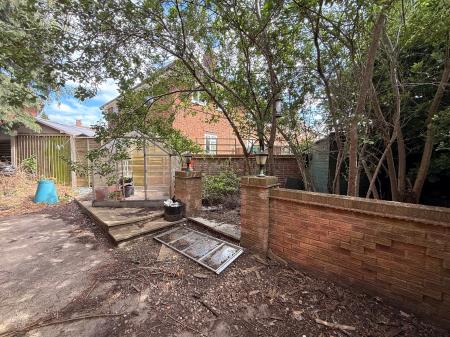 4 bedroom Terraced House to let in Park Avenue, Loughborough, LE11