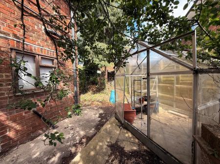 4 bedroom Terraced House to let in Park Avenue, Loughborough, LE11