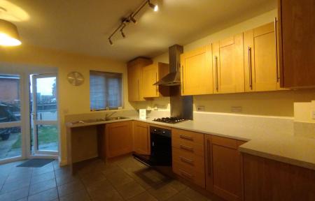 3 bedroom Town house to let in Threadcutters Way, Shepshed, LE12