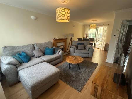 4 bedroom Semi-detached house to let in Bracken Way, Markfield, LE67