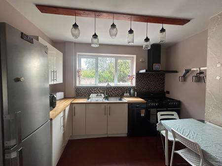 4 bedroom Semi-detached house to let in Beaumont Road, Loughborough, LE11