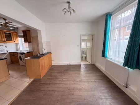 5 bedroom Terraced House to let in Cobden Street, Loughborough, LE11