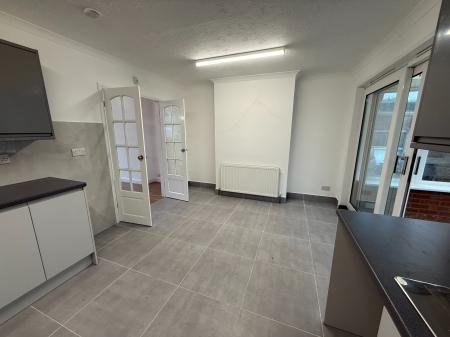 3 bedroom Terraced House to let in Dunstable Road, Luton, LU4