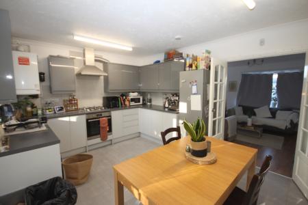 3 bedroom Terraced House to let in Dunstable Road, Luton, LU4