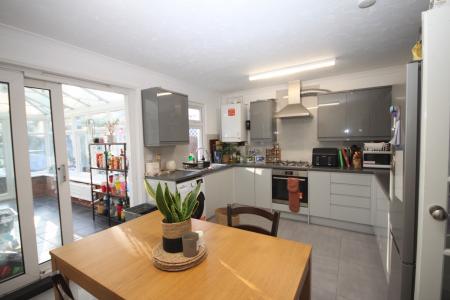 3 bedroom Terraced House to let in Dunstable Road, Luton, LU4