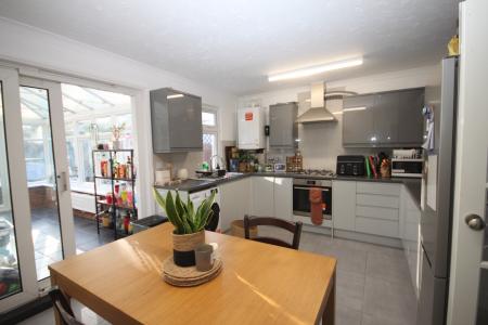 3 bedroom Terraced House to let in Dunstable Road, Luton, LU4