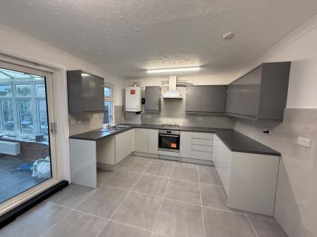 3 bedroom Terraced House to let in Dunstable Road, Luton, LU4