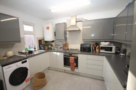 3 bedroom Terraced House to let in Dunstable Road, Luton, LU4
