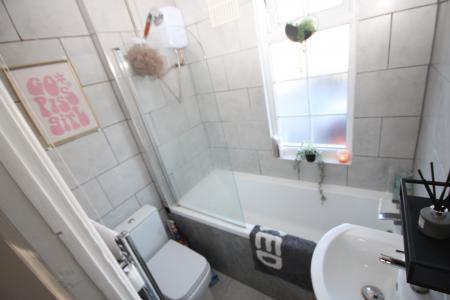 3 bedroom Terraced House to let in Dunstable Road, Luton, LU4