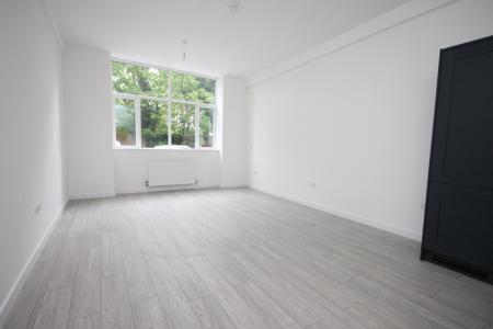 1 bedroom Studio flat to let in Old Bedford Road, Luton, LU2