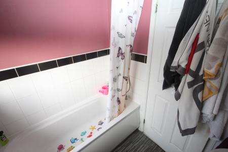 3 bedroom Detached house to let in Swan Mead, Luton, LU4