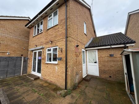 3 bedroom Detached house to let in Swan Mead, Luton, LU4