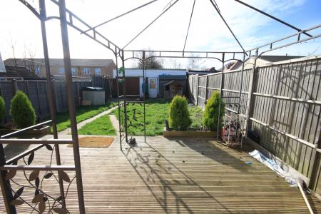 3 bedroom Semi-detached house to let in Sundon Park Road, Luton, LU3