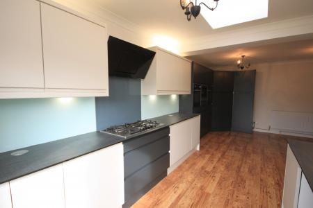 3 bedroom Semi-detached house to let in Sundon Park Road, Luton, LU3