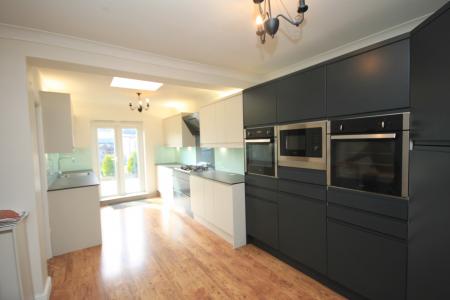 3 bedroom Semi-detached house to let in Sundon Park Road, Luton, LU3