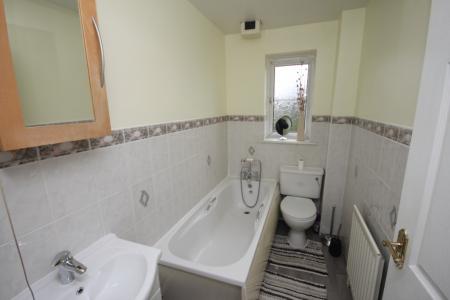 2 bedroom Semi-detached house to let in Thorneycroft Close, Luton, LU3