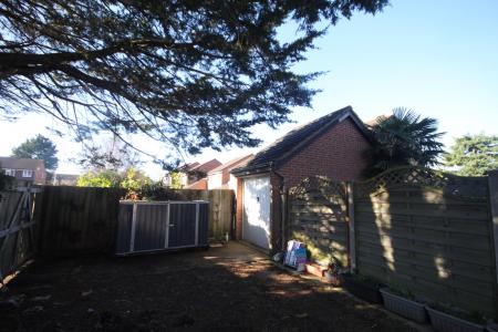 3 bedroom Semi-detached house to let in Fieldfare Green, Luton, LU4