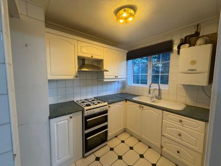 3 bedroom Semi-detached house to let in Fieldfare Green, Luton, LU4