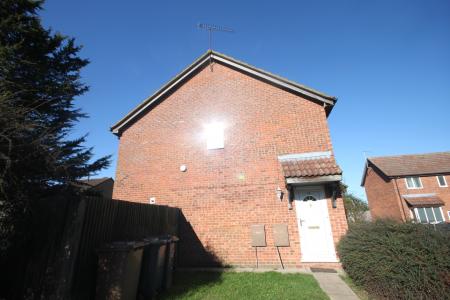 3 bedroom Semi-detached house to let in Fieldfare Green, Luton, LU4