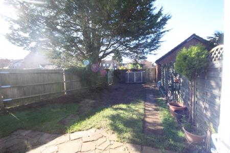 3 bedroom Semi-detached house to let in Fieldfare Green, Luton, LU4