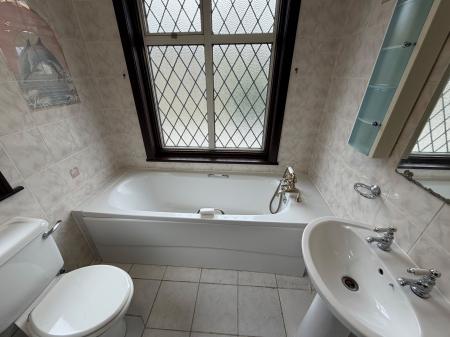 3 bedroom Detached house to let in New Bedford Road, Luton, LU3