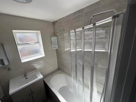 2 bedroom Flat to let in Limbury Road, Luton, LU3