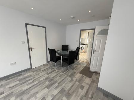 2 bedroom Flat to let in Limbury Road, Luton, LU3