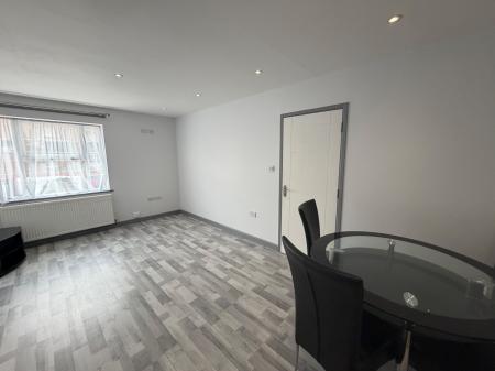 2 bedroom Flat to let in Limbury Road, Luton, LU3