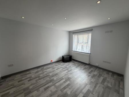 2 bedroom Flat to let in Limbury Road, Luton, LU3