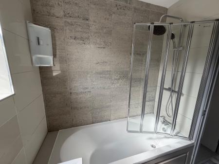 2 bedroom Flat to let in Limbury Road, Luton, LU3