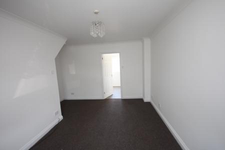 2 bedroom Terraced House to let in Villiers Close, Luton, LU4